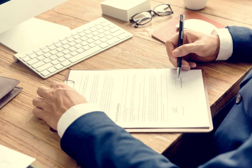 om de afaceri semneaza acte