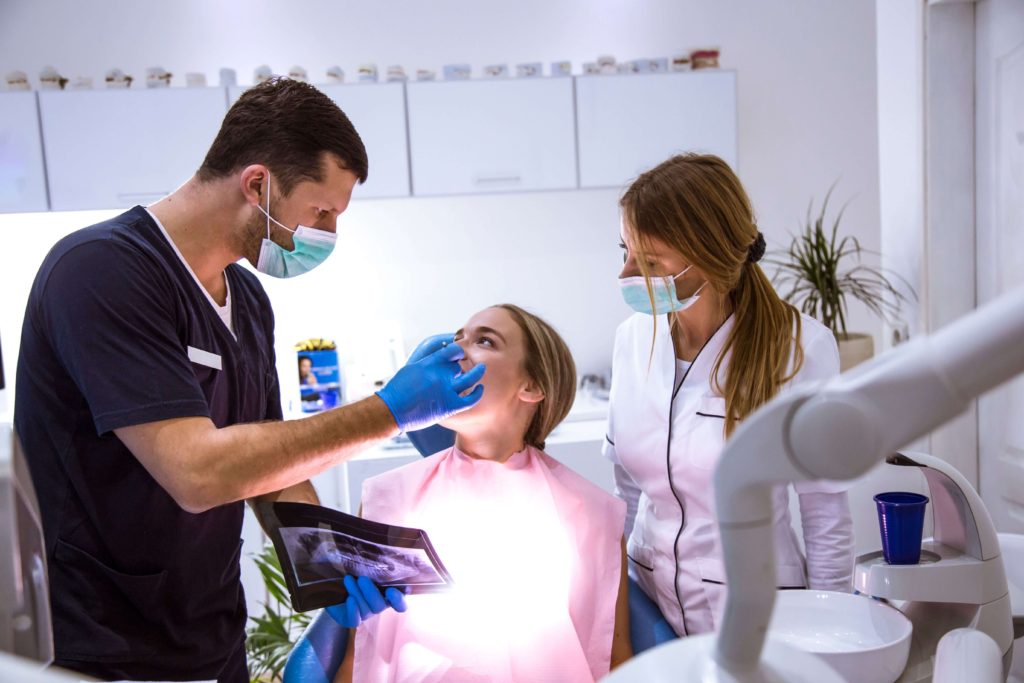 cum alegi implantul dentar