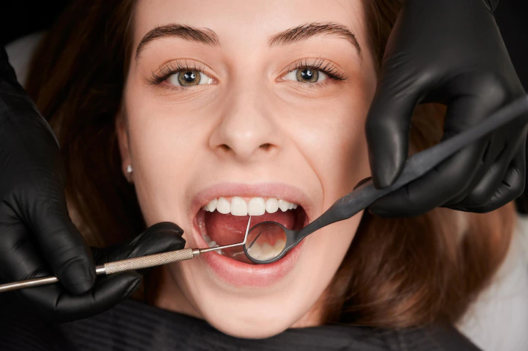 femeie fericita la clinica dentara