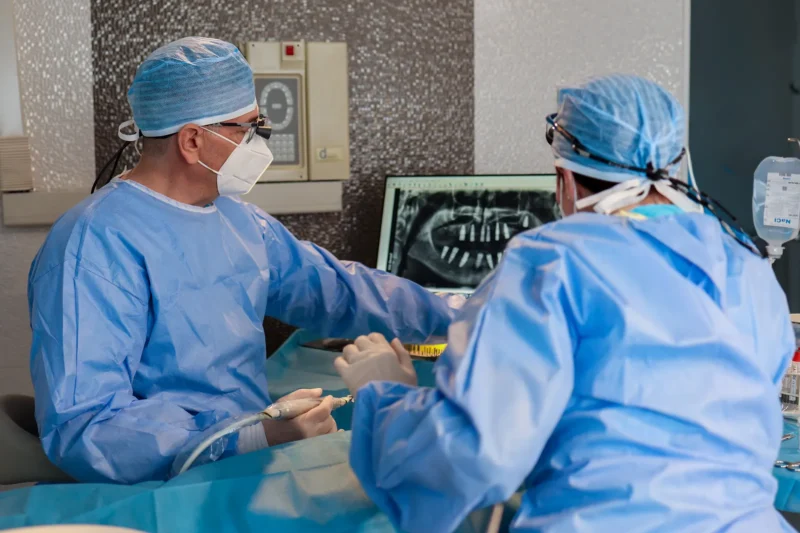 procedura implant dentar