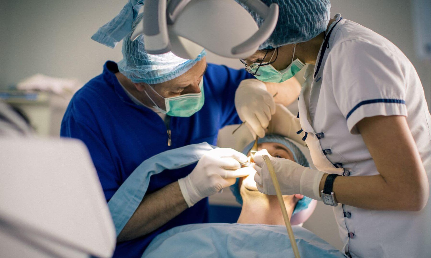 implant dentar si aditie de os in aceeasi zi