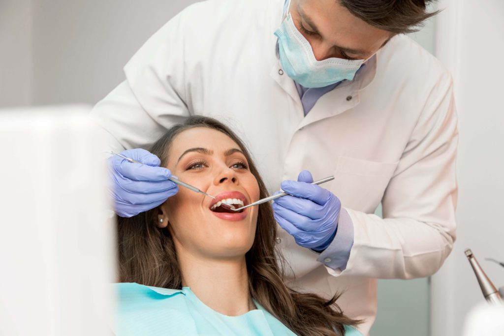 interventie implant dentar