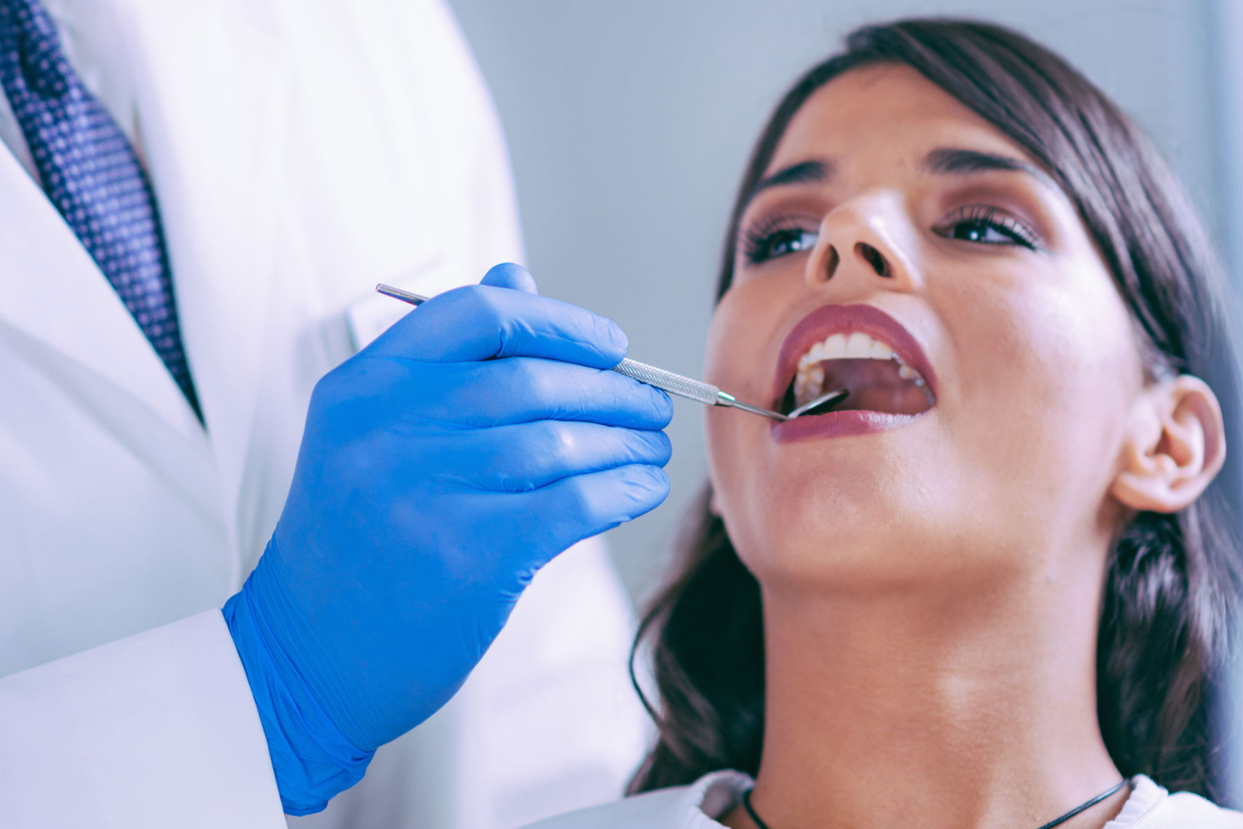 Inserția unui implant dentar este dureroasă?