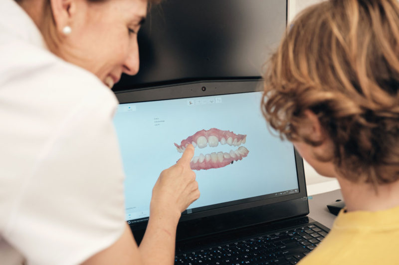 malocluzia dentara la copii proiectata pe un laptop