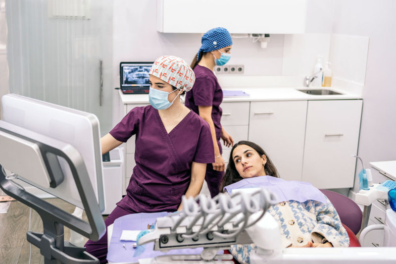 medic denist care se pregateste pentru o interventie de retratament endodontic