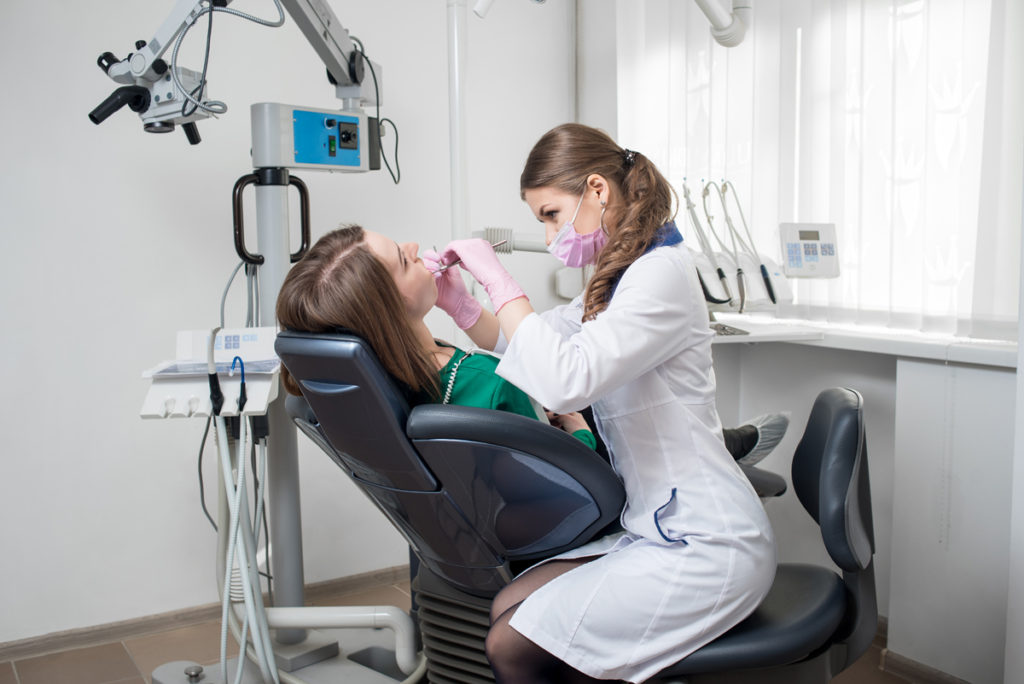 dentist care verifica dintii pacientului