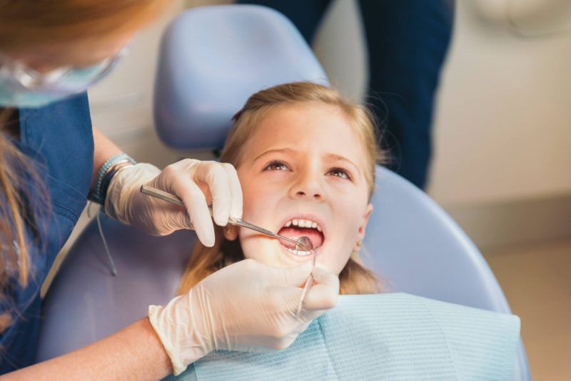 copil la denstist consultatie