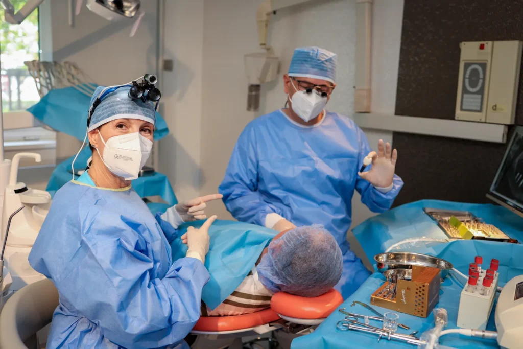 procedura implant dentar Bredent